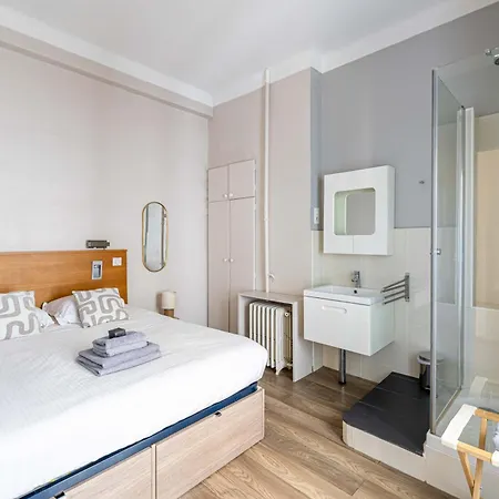 Apartment 20 Lacroix - Cozy 2-bedroom With Balcony And Sea View Cannes