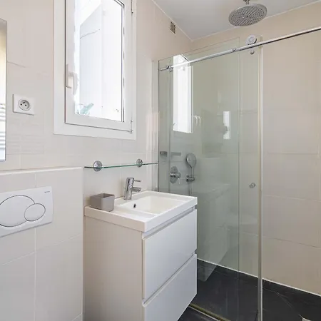 20 Lacroix - Cozy 2-bedroom With Balcony And Sea View Lägenhet