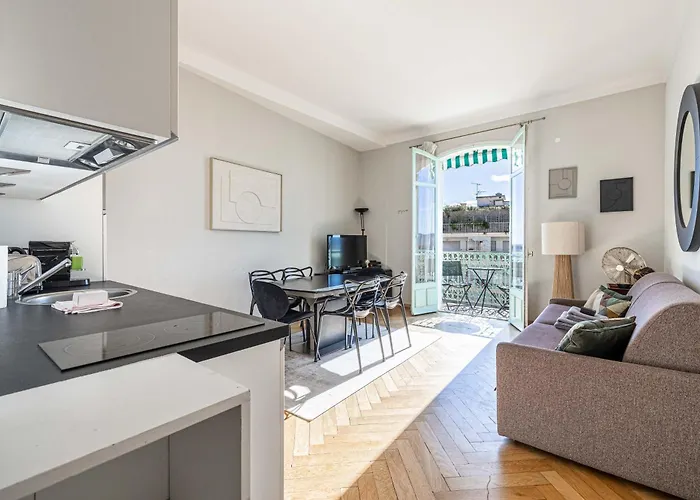 20 Lacroix - Cozy 2-bedroom With Balcony And Sea View